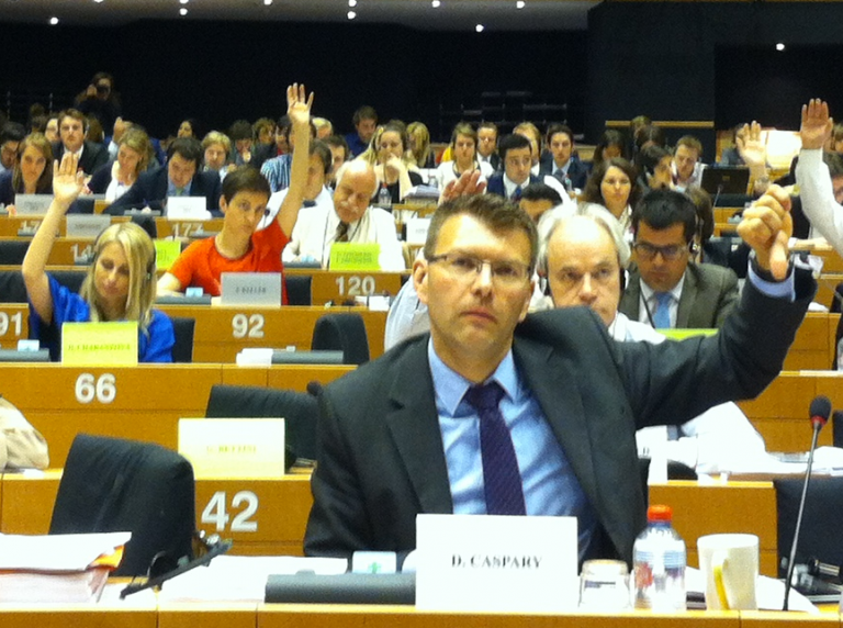 TTIP-Abstimmung im Handelsausschuss: vorne Konservativer Daniel Caspary, in rot: Grüne Ska Keller