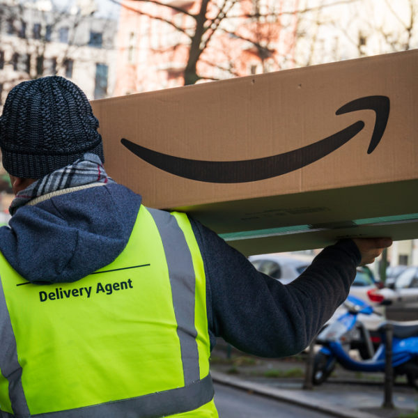 amazon-paket_shutterstock_1640803081 amazon-paket_shutterstock_1640803081